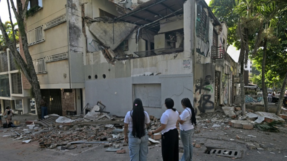  Forte terremoto deixa 69 mortos e destrui&ccedil;&atilde;o na Col&ocirc;mbia 