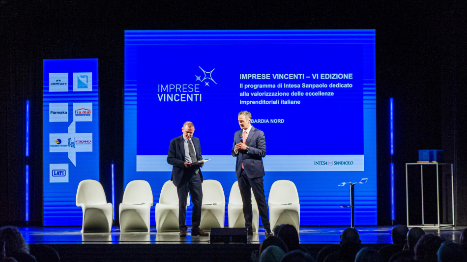  Intesa Sanpaolo premia dieci 'Imprese Vincenti' lombarde 