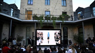 'Watch party' em Paris re&uacute;ne entusiastas da moda em clima de final de futebol