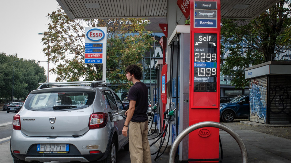  Prezzo petrolio in rialzo, Wti scambiato a 102,91 dollari 