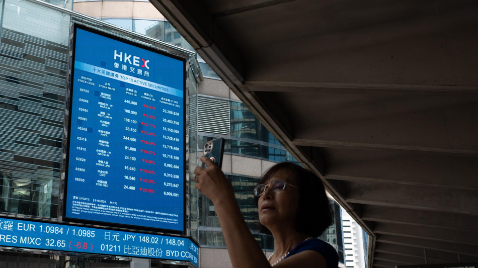 Borsa: Hong Kong in calo nelle prime battute, Hang Seng -1,02%