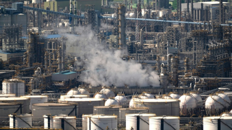  Petr&oacute;leo cai abaixo de US$ 100 e bolsas asi&aacute;ticas sobem ap&oacute;s tr&eacute;gua em guerra 