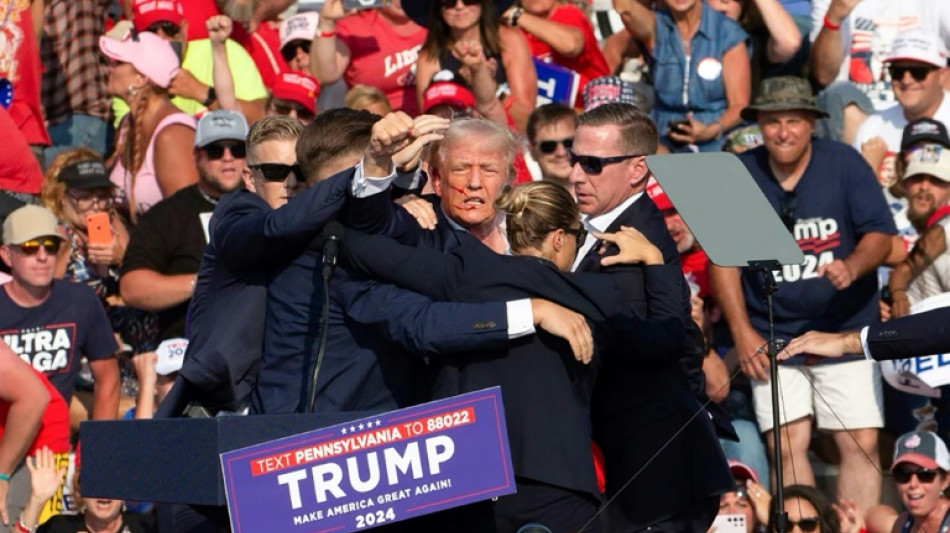 Trump &eacute;vacu&eacute; d'un meeting de campagne avec du sang sur l'oreille, des d&eacute;tonations entendues