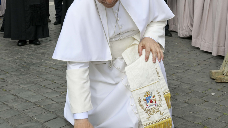 In piazza S.Pietro, il Papa prega davanti alla targa dell'attentato a Wojtyla