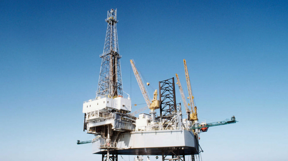 Sale il petrolio, Brent vicino 78 dollari dopo minacce su Hormuz