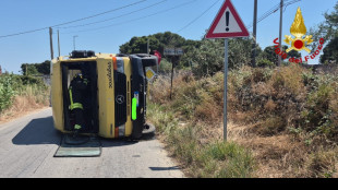 Scontro tra scuolabus e auto, feriti otto bambini