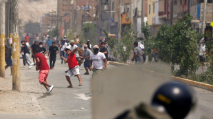 Lima amanece semivac&iacute;a bajo toque de queda y con militares en las calles