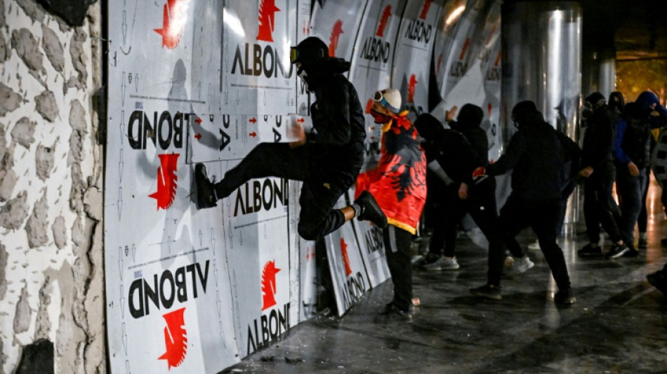  Albania impone fuertes multas a los manifestantes violentos 