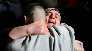 L&aacute;grimas de alegria e abra&ccedil;os ap&oacute;s a liberta&ccedil;&atilde;o de prisioneiros palestinos