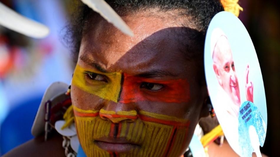 Papst h&auml;lt Messe vor rund 35.000 Gl&auml;ubigen in Papua-Neuguinea