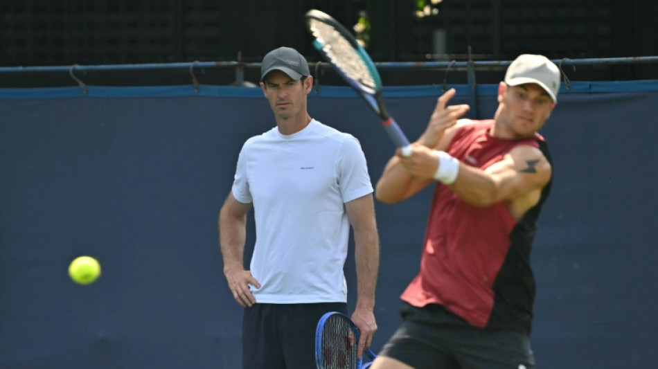  Draper makes winning return at Eastbourne with Murray on his side 
