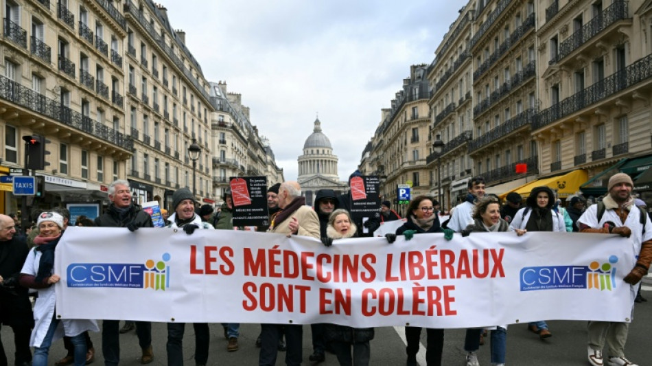 Plusieurs milliers de m&eacute;decins d&eacute;filent &agrave; Paris et en appellent &agrave; Lecornu