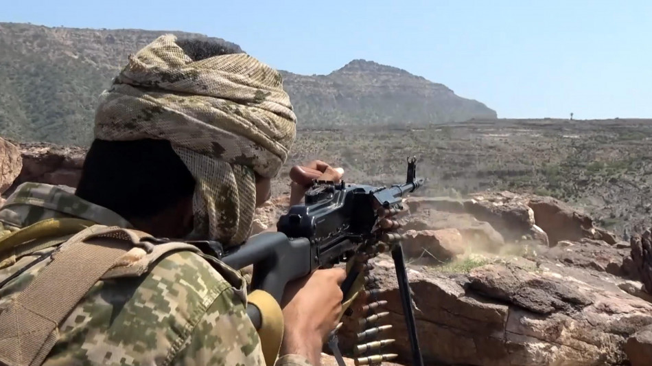  'Almeno due morti in attacco Houthi su scalo Riad, anche un'assistente di volo' 