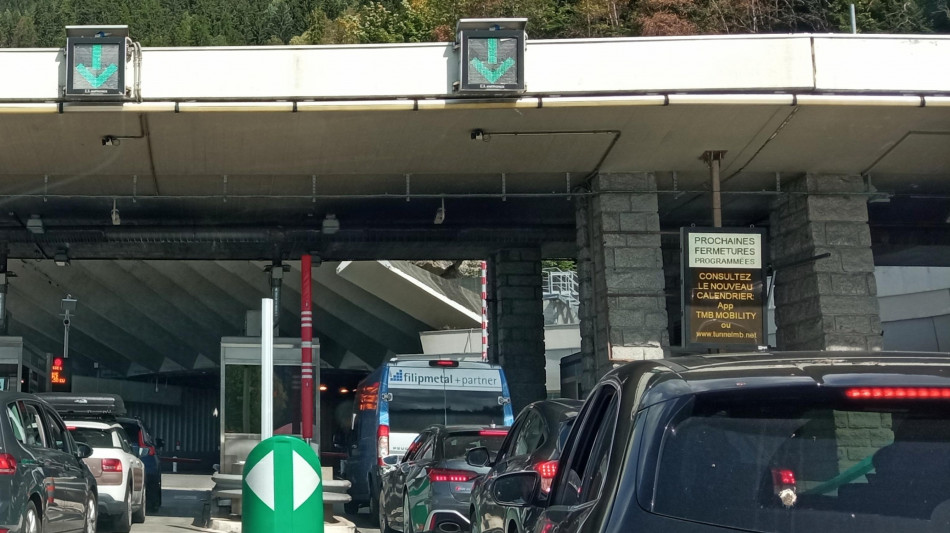 Francia, allerta rossa per smog ai piedi del Monte Bianco