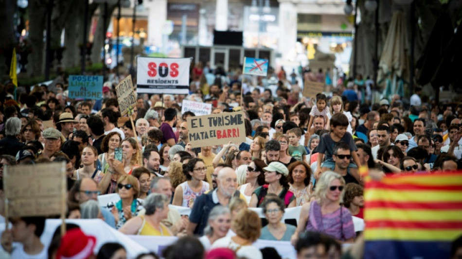 Unas 20.000 personas manifiestan en la isla espa&ntilde;ola de Mallorca contra el turismo excesivo