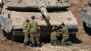 Nuova foto shock, soldato Idf mette una sigaretta in bocca a statua di Maria