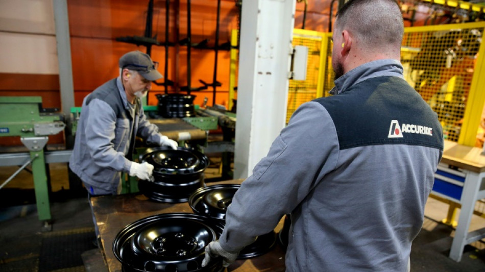 Dans une usine de roues, produire la nuit pour éviter les coupures d'électricité