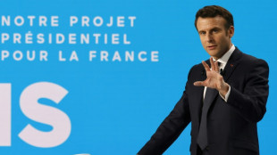 Pr&eacute;sidentielle: le candidat Macron promet baisses d'imp&ocirc;ts et plein emploi