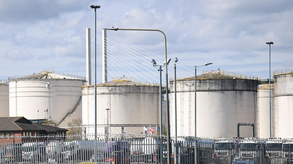  Media, Teheran potrebbe consentire libera navigazione da lato omanita di Hormuz 