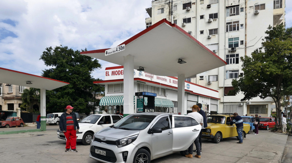 Cuba sospende il rifornimento di carburante alle compagnie aeree per un mese