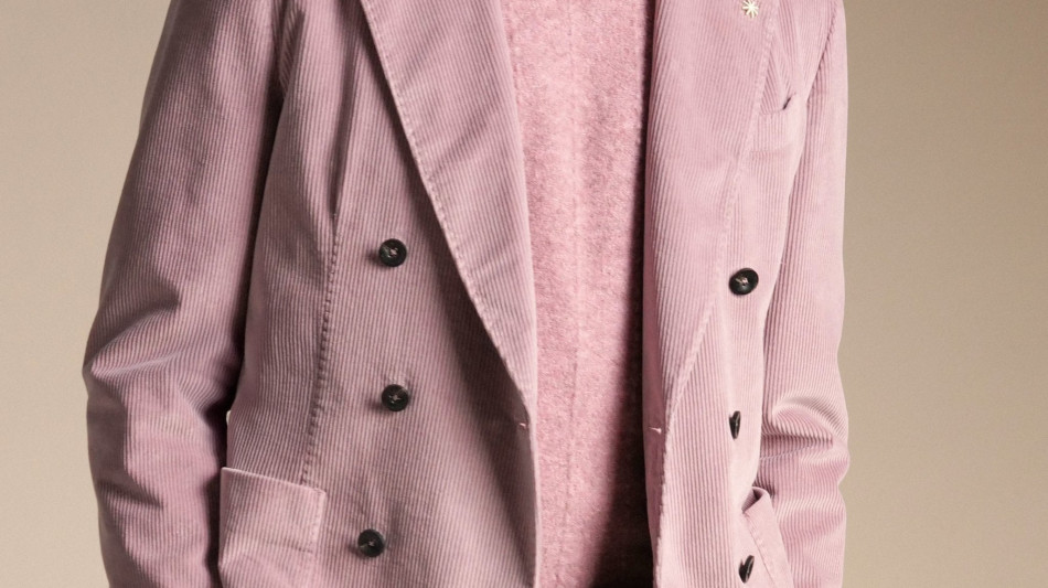 Il blazer torna al top, avvolgente e pi&ugrave; libero