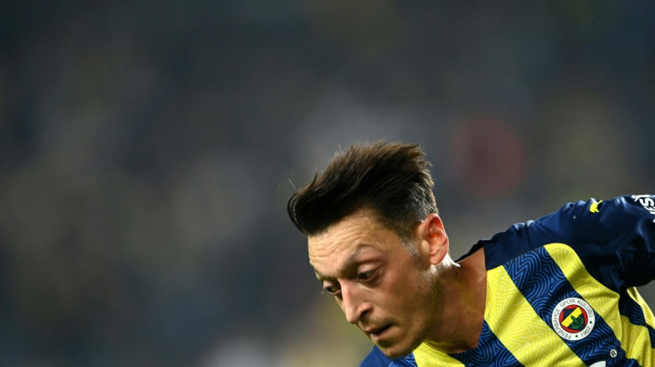 &Ouml;zil bleibt bei Fenerbahce suspendiert