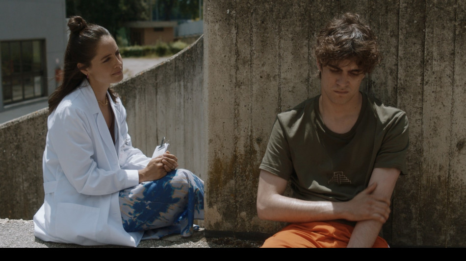  Strike, viaggio tra commedia e dramma nelle dipendenze, piccole e grandi 