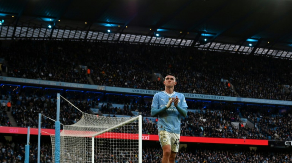 Com show de Phil Foden, City vira sobre United no Ingl&ecirc;s