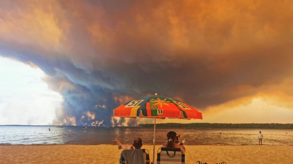  Tens of thousands flee forest infernos in France and Spain 