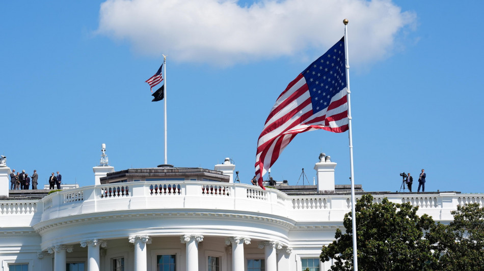 Furgone si schianta contro barriera a Washington, chiusa area Casa Bianca