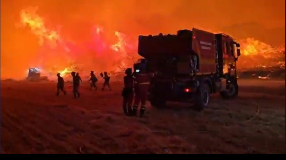  Fickle winds whip up huge Spanish wildfire 