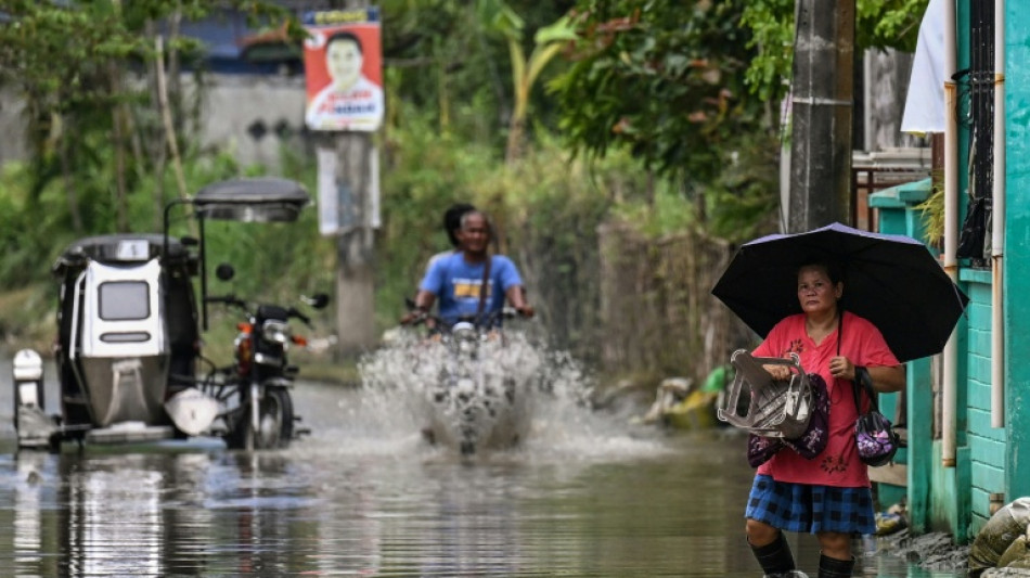  Philippines 'ghost' flood projects leave residents stranded 