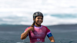 Tati Weston-Webb e Tain&aacute; Hinckel vencem na repescagem e v&atilde;o &agrave;s oitavas do surfe em Paris-2024