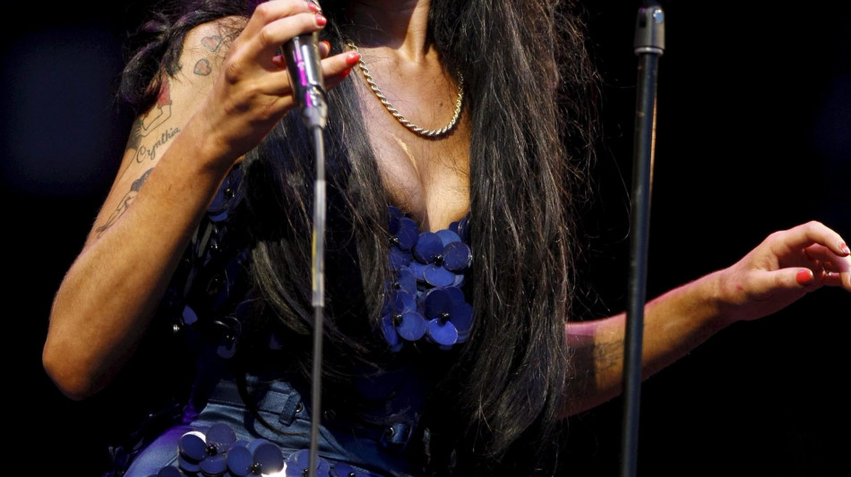 Il padre di Amy Winehouse deve pagare un milione a due amiche della cantante