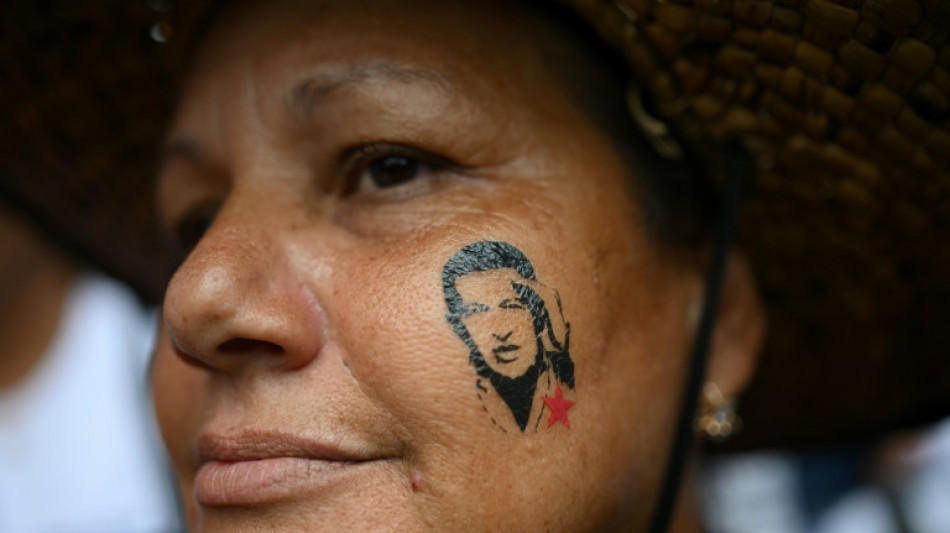 D&eacute;but de la campagne pr&eacute;sidentielle au Venezuela: mar&eacute;e rouge pour Maduro, vague blanche pour l'opposition