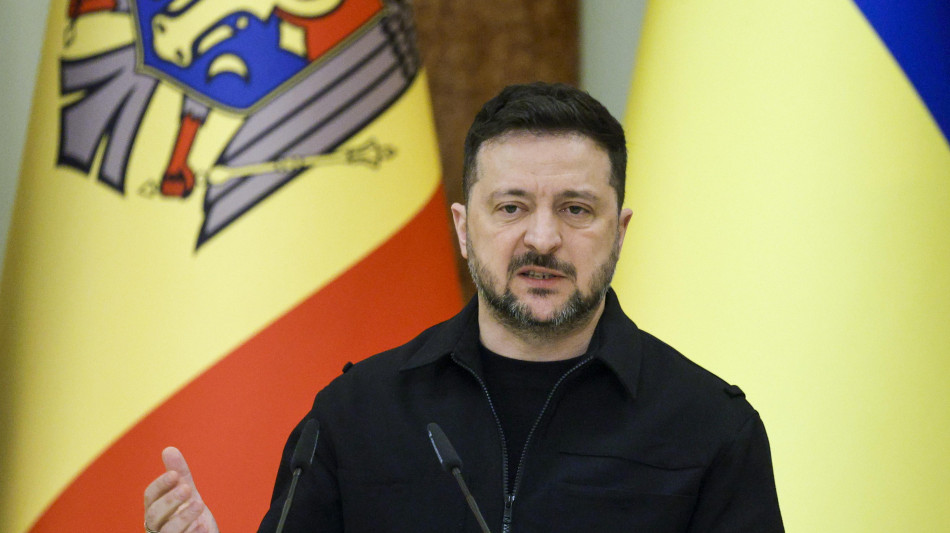  Zelensky, 'Mosca ha violato tregua, agiremo di conseguenza' 