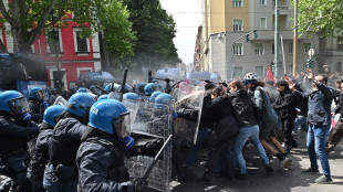 Autonomi a Torino contro forze dell'ordine, carica in risposta