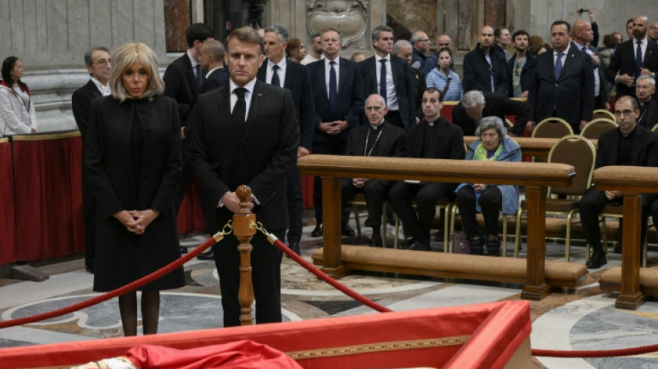 Emmanuel Macron s'est recueilli devant la dépouille du pape