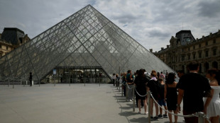 Raub&uuml;berfall im Louvre in Paris: T&auml;ter erbeuten Schmuck von "unsch&auml;tzbarem Wert"
