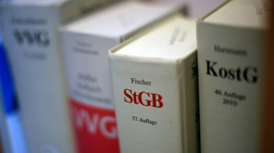 Liebesbetrug: Staatsanwaltschaft Dresden klagt vier Männer wegen Beihilfe an