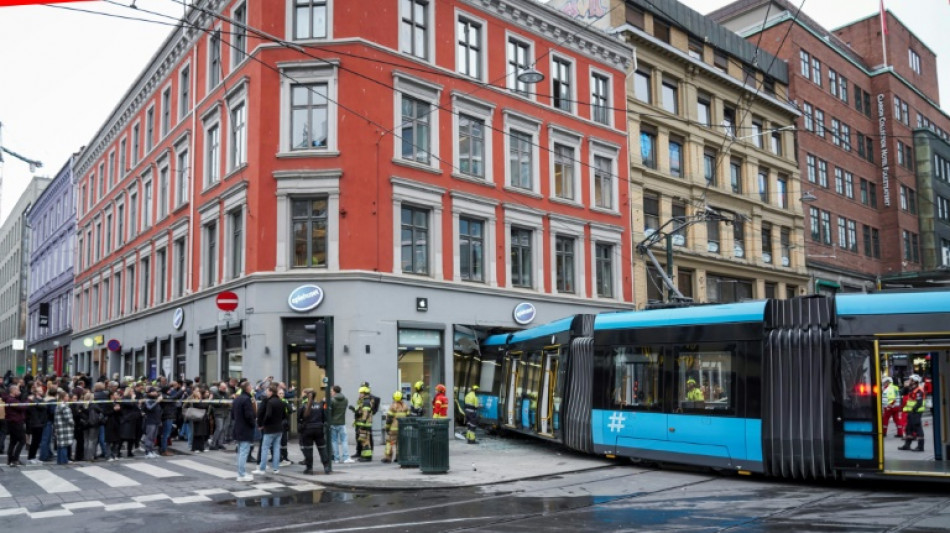 Stra&szlig;enbahn kracht in Gesch&auml;ft in Oslo - Vier Verletzte