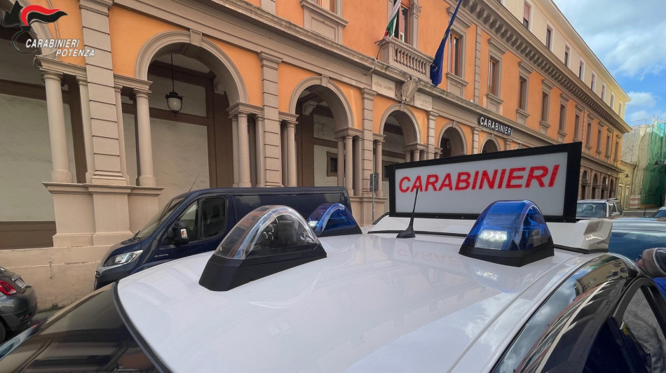 Braccianti ridotti in 'schiavit&ugrave; moderna': 12 persone arrestate dai Carabinieri