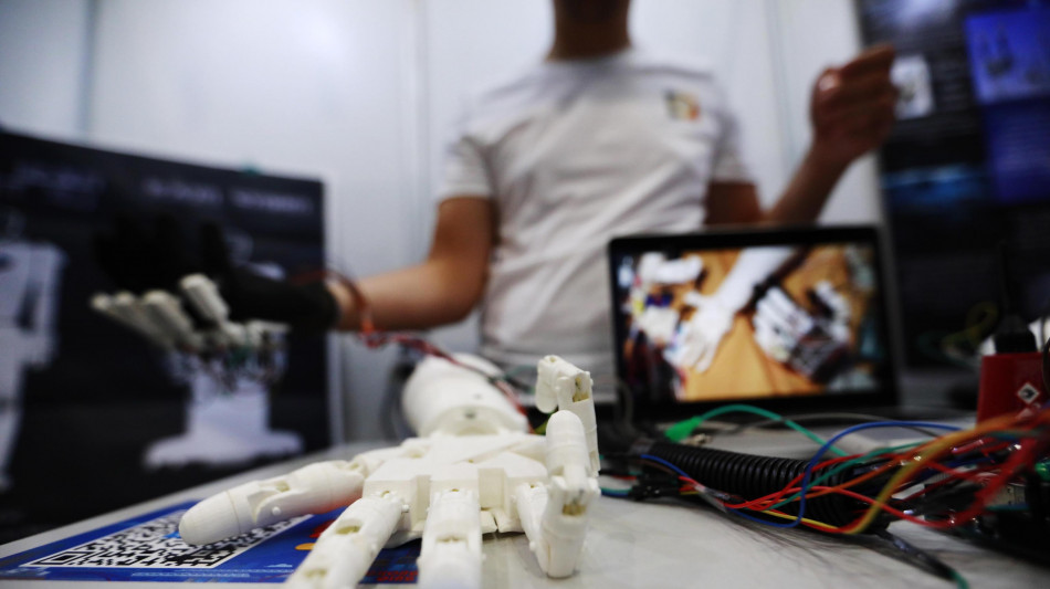 Testato con successo arto robotico 'extra', pu&ograve; sentire il tatto