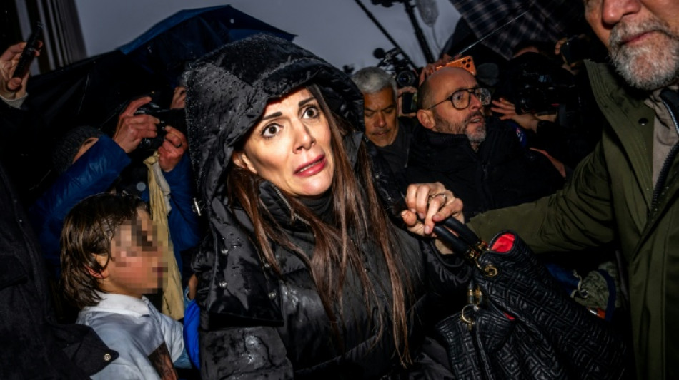  Incendie en Suisse: vive col&egrave;re des proches de victimes &agrave; l'arriv&eacute;e des Moretti &agrave; une audition 