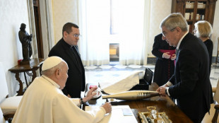 Bach lembra que papa Francisco o inspirou a criar a equipe de refugiados nos Jogos Olímpicos