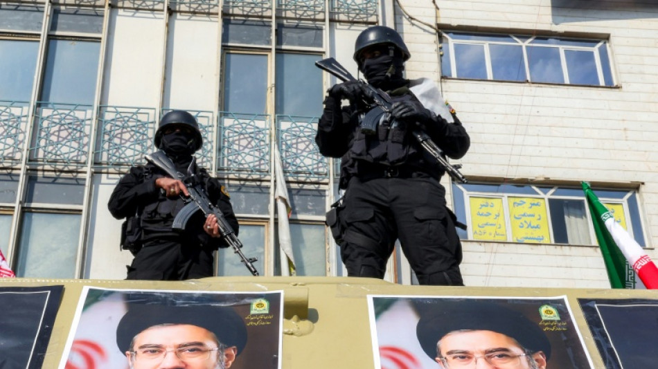  Adolescentes armados com metralhadoras espalham medo nas ruas de Teer&atilde; 