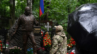 Russie : un an apr&egrave;s, fleurs et hommages pour comm&eacute;morer la mort du chef de Wagner