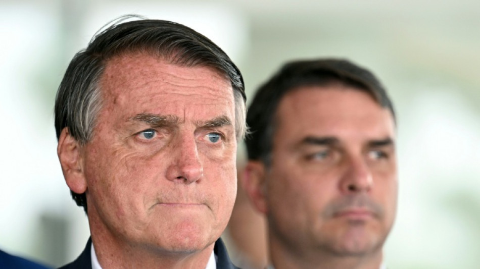  Defesa de Bolsonaro nega uso de celular em pris&atilde;o domiciliar 
