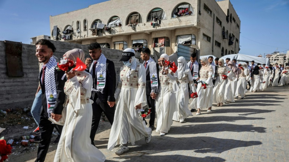  A Gaza, un mariage collectif au milieu des d&eacute;combres pour "continuer &agrave; vivre" 