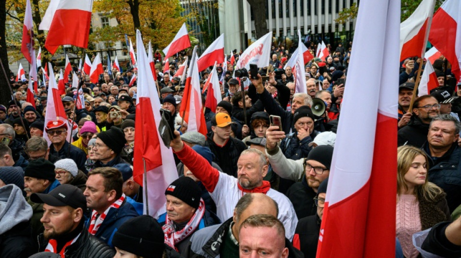  Polish president holds crisis talks after court standoff 